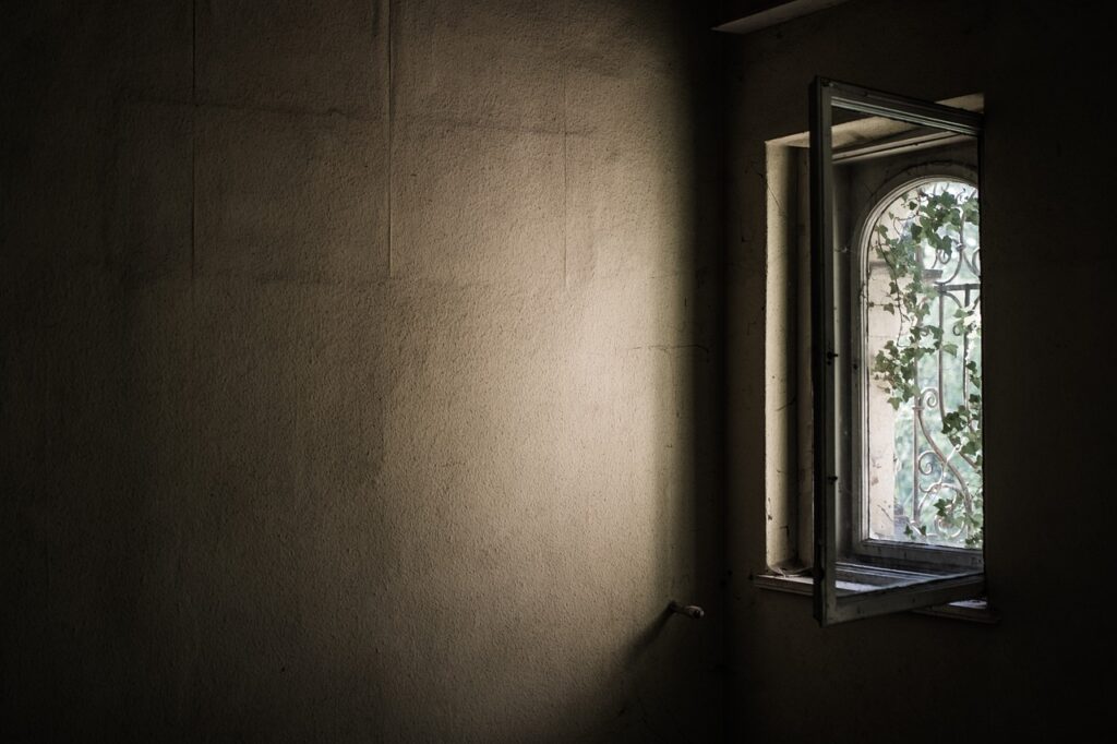 Een muur gebouwd met de Rammed Earth techniek, met zichtbare lagen gecompacteerde aarde